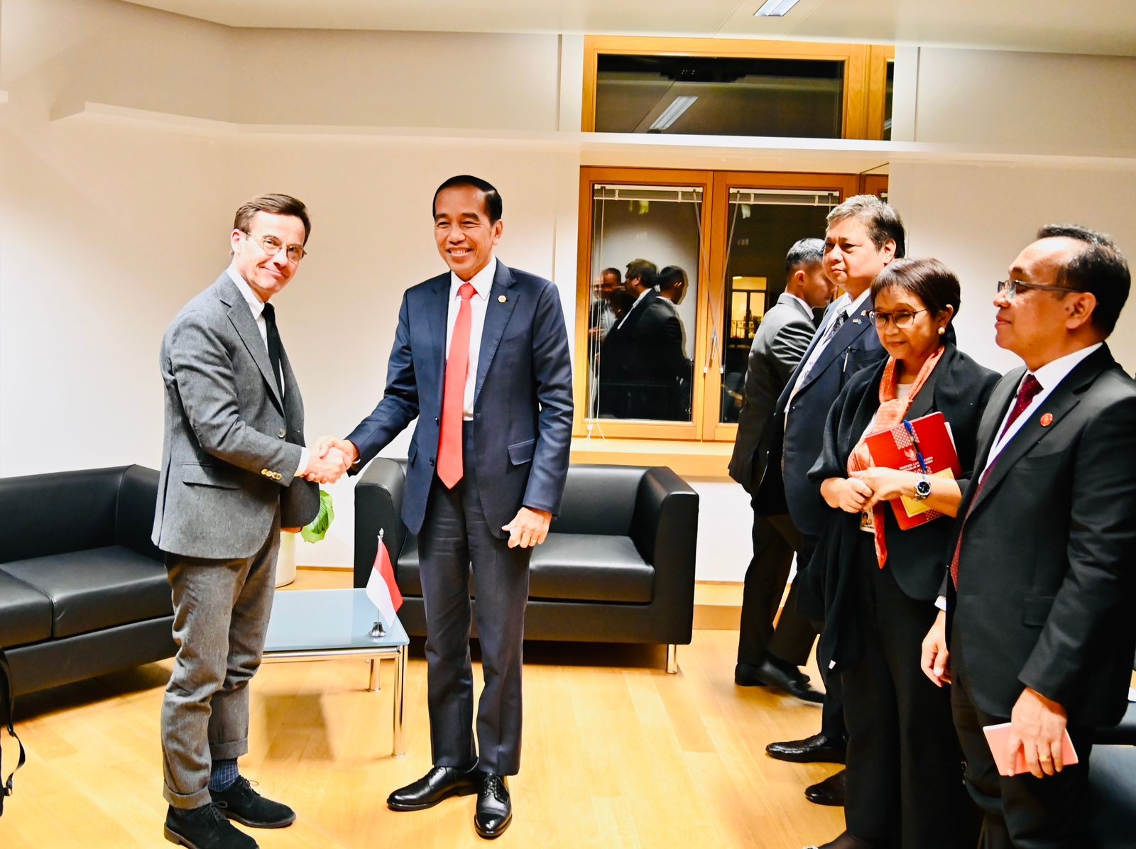 Presiden Jokowi melakukan pertemuan bilateral dengan Perdana Menteri Swedia Ulf Kristersson di sela penyelenggaraan KTT Peringatan 45 Tahun ASEAN-Uni Eropa.