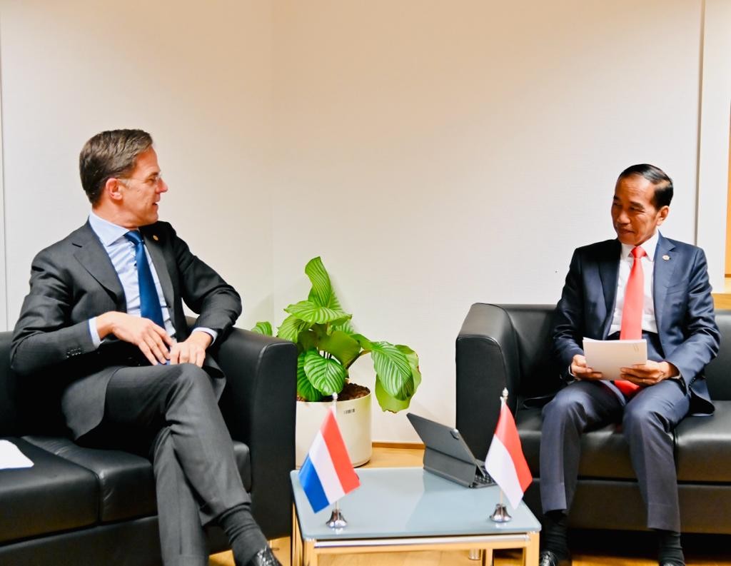 Presiden Jokowi melakukan pertemuan bilateral dengan Perdana Menteri Belanda Mark Rutte, di sela penyelenggaraan KTT Peringatan 45 Tahun ASEAN-Uni Eropa.