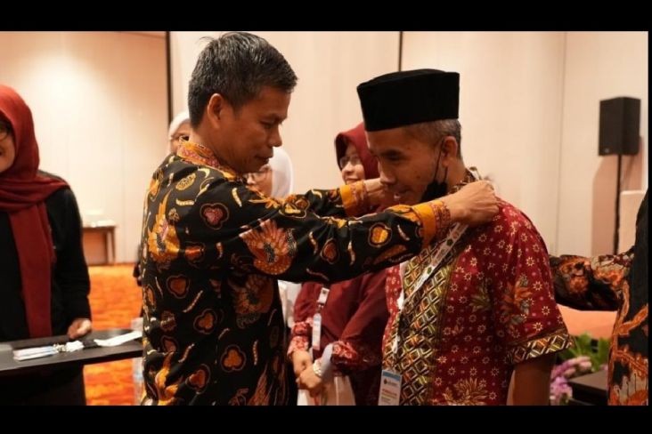 Guru Tuna Netra Ini Rela Tempuh Jarak 35 Km Demi Mengajar Sekolah. (Foto: MNC Media)