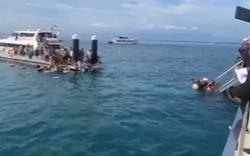 25 Turis Tercebur ke Laut akibat Jembatan Ambruk di Nusa Penida, Kemenhub Berbenah. (Foto: Instagram @denpasar.viral).