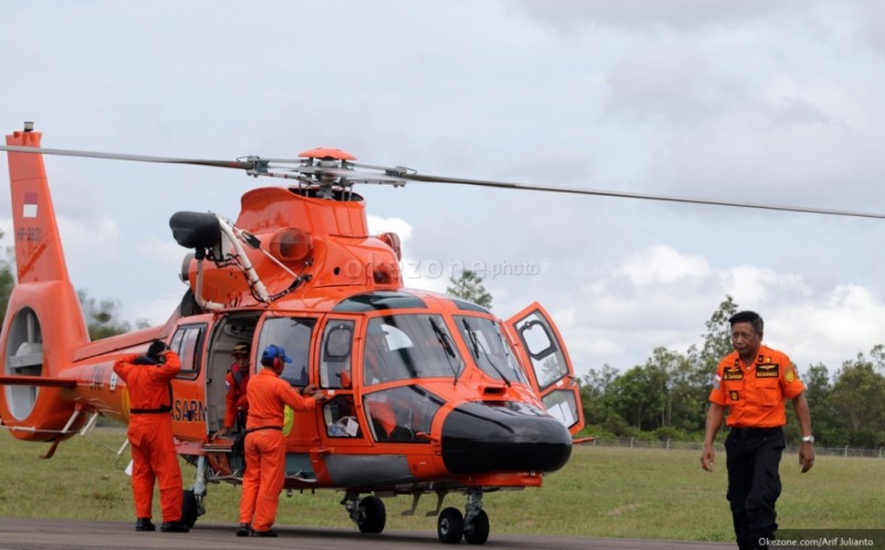 Basarnas menerjunkan helikopter dauphin untuk mencari korban tenggelam KMP Tunu Pratama Jaya. (Foto: Okezone)