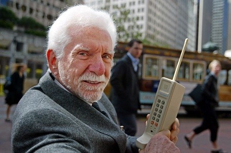Jenis dan Harga Handphone Pertama di Dunia (Foto: MNC Media)