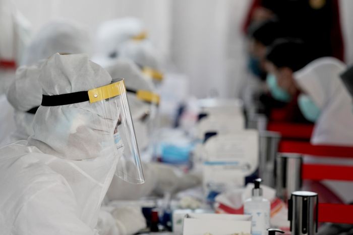 Kasus Covid-19 Singapura-Malaysia Melonjak, Saham Kesehatan KAEF hingga IRRA Terbang. (Foto: MNC Media)