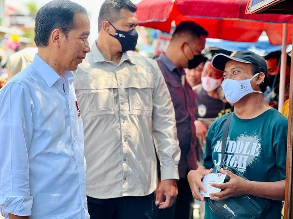 Jokowi Serahkan Bantuan Modal bagi PKL di Nganjuk dan Madiun (Dok.Ist)