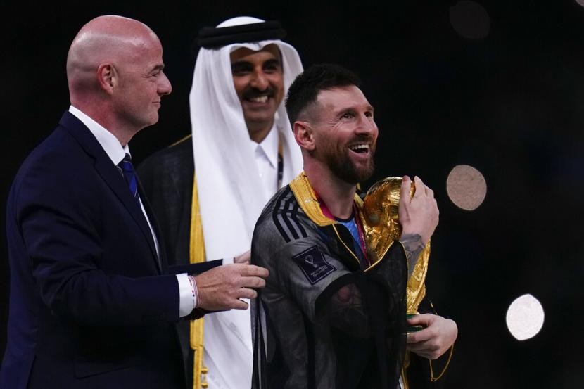 Harga Jubah Bisht Melambung Usai Outfit Khas Arab ini Dipakai Lionel Messi. (Foto: Harga Jubah Bisht)