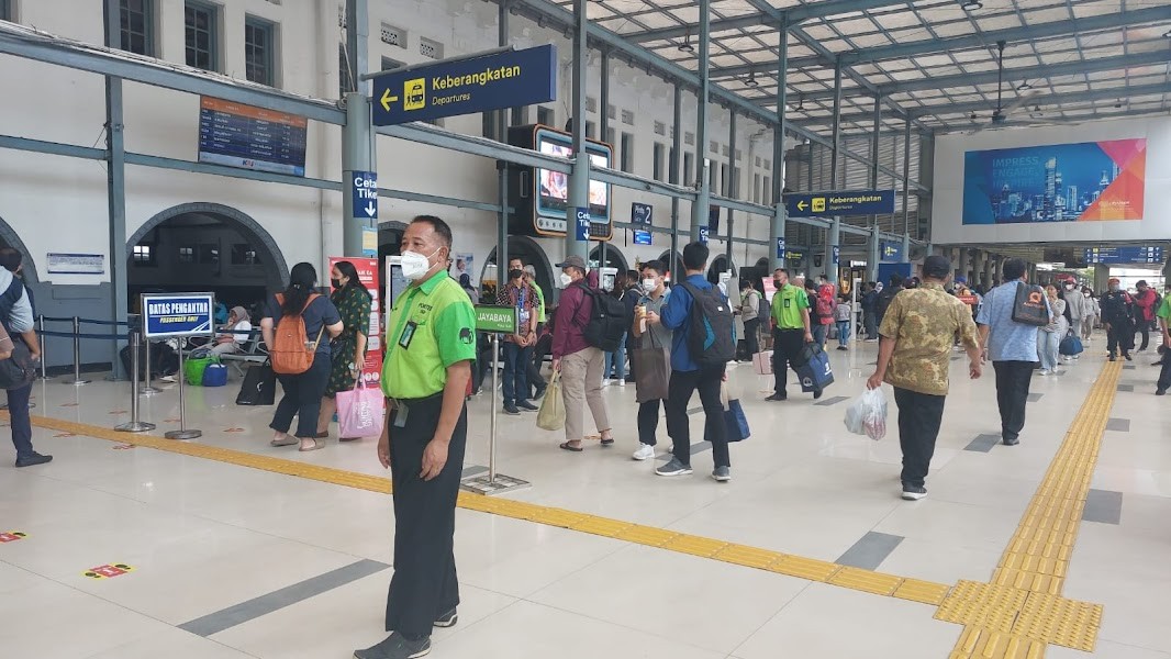 Stasiun Pasar Senen Padat di Puncak Libur Natal (Foto: MNC Media/ Irfan Hakim)