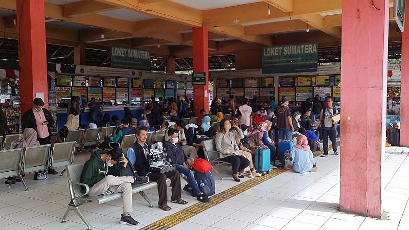 Libur Nataru, Penumpang Terminal Kampung Rambutan Melonjak hingga 800 Orang. (Foto: Farhan/MPI).