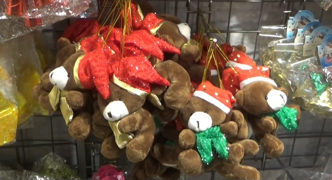 Pedagang Girang, Penjualan Pernak-Pernik Natal di Bekasi Melonjak 40 Persen (FOTO:MNC Media)