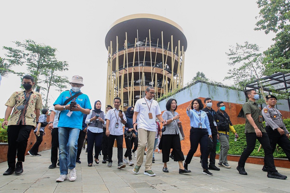 Sandiaga Uno meninjau kesiapan Taman Mini Indonesia Indah (TMII), Jakarta Timur yang telah direvitalisasi dan kini dikelola oleh PT Taman Wisata Candi Borobudur