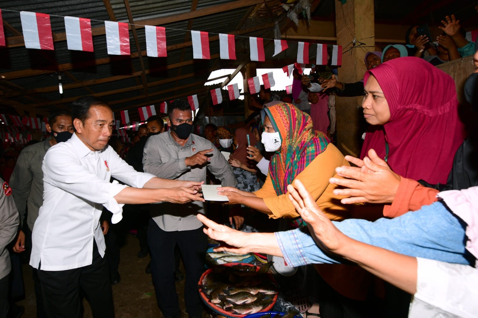Bagikan Bansos Rp1,2 Juta di Pasar Sila, Jokowi: untuk Modal Usaha. (Foto: Biro Pers Setpres)