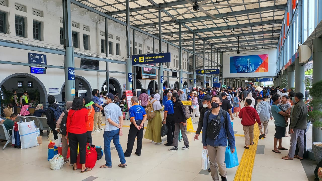 Stasiun Gambir dan Senen Dipadati Penumpang Jelang Akhir 2022 (FOTO: MNC Media)