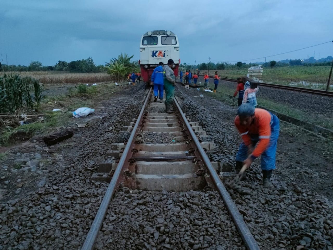 Rel Terendam Banjir di Semarang Tawang, Perjalanan KA Memutar via Jalur Selatan. (Foto: MNC Media)
