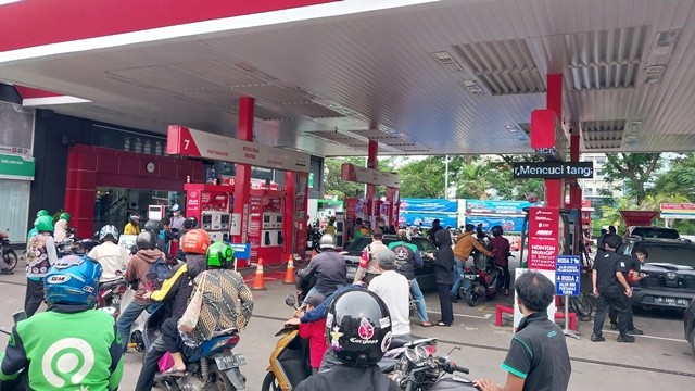 Harga BBM Turun, Warga Serbu SPBU Pertamina di MT Haryono (Foto: MNC Media/ Ikhsan PSP)