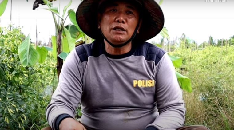 Seorang Anggota Polisi Isi Waktu Luang dengan Bertani Berhasil Kuliahkan Anak Jadi Dokter