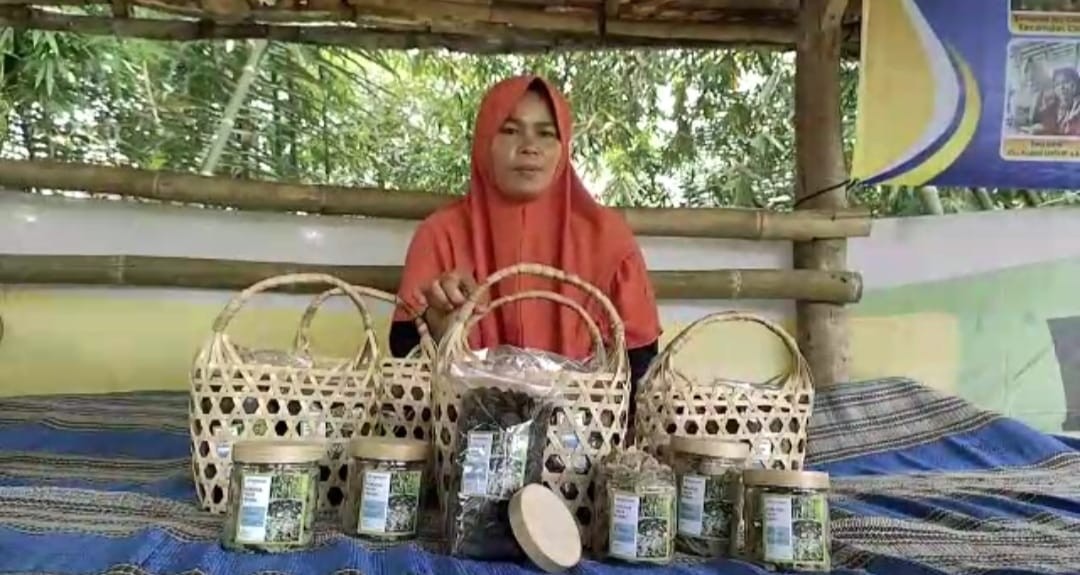 Dapat Pelatihan dan Modal dari BRI, Wanita Ini Sukses Bangun Usaha Kerupuk Daun Bambu. (Foto: BBRI/Adv)