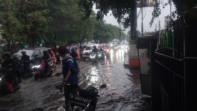 Bekasi Diguyur Hujan Lebat, Jalanan di Depan Stasiun Cakung Terendam Banjir (Foto: MNC Media)