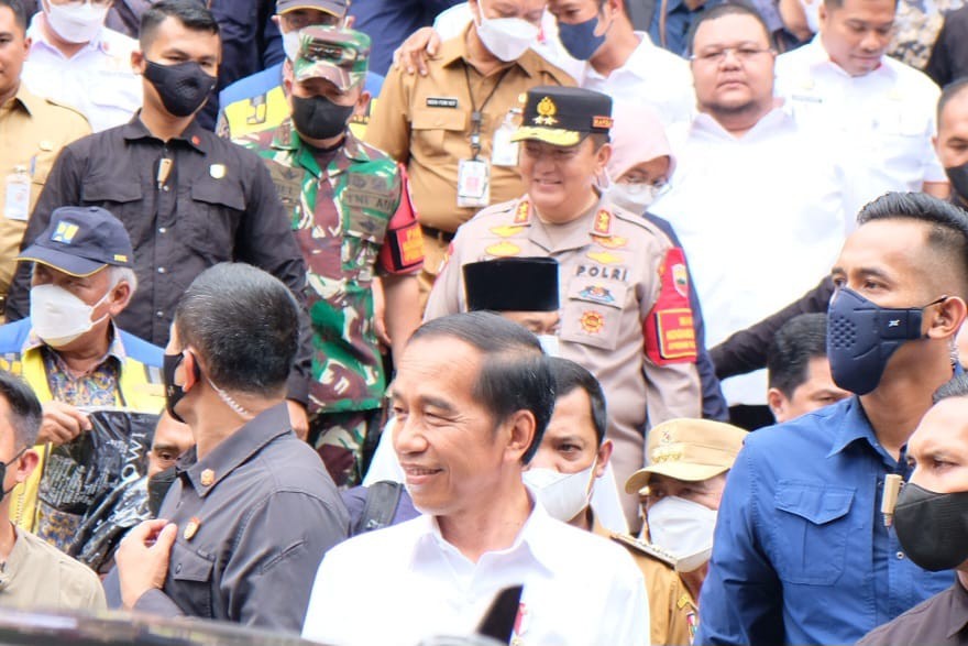 Blusukan ke Pasar Bawah Pekanbaru, Jokowi Bagi-Bagi Sembako dan Kaos. (Foto: Nanda Tanjung/MNC Media)