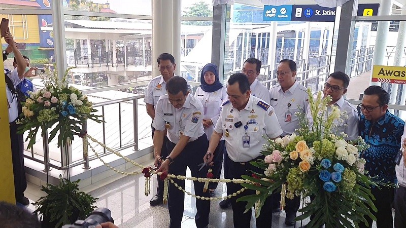 Hore, Transjakarta-KAI Punya Halte Terintegrasi Pertama di Stasiun Jatinegara. (Foto: MNC Media)