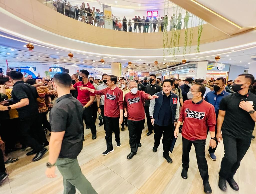 Intip Momen Jokowi Belanja Baju Lokal di Mal Pekanbaru (FOTO:Dok Ist)