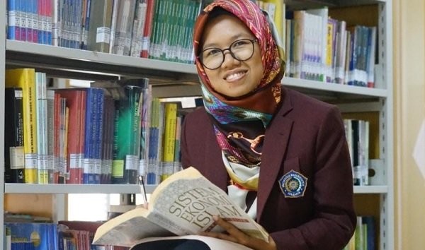 Perempuan Ini Hampir Putus Sekolah, Kini Berhasil Jadi Pakar Ekonomi dan Dosen Terbaik Kemdikbud Ristek. (Foto:  Universitas Muahammadiyah Surabaya)
