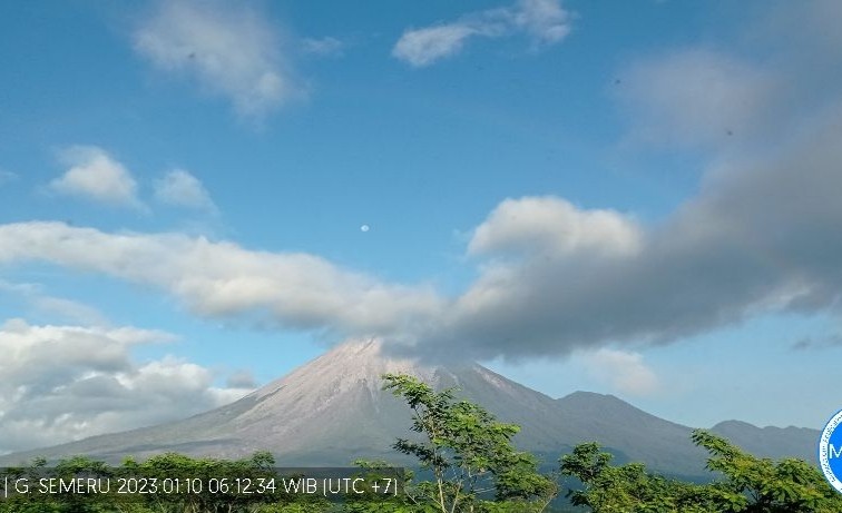 Gunung Semeru Erupsi 28 Kali, Masyarakat Dilarang Aktivitas dalam Radius 5 Kilometer (FOTO:Dok Ist)