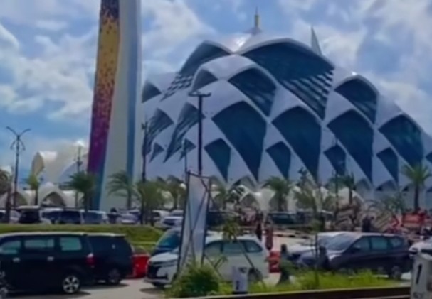 Pemprov Jabar Janjikan Bangun Jalan Layang Atasi Macet ke Masjid Al Jabbar. (Foto: Agung Bakti Sarasa/MNC Media)