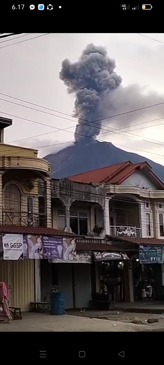 Gunung Kerinci Erupsi, Kolom Abu Capai 1.200 Meter. (Foto: Nanang Fahrurozi/MNC Media)