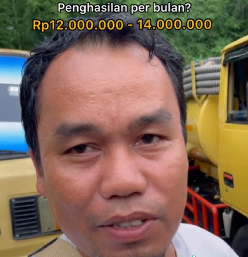Bergumul dengan Bau, Penghasilan Tukang Sedot WC 'Wanginya' Bukan Main. (Foto: IG @kementerian.keduitan).