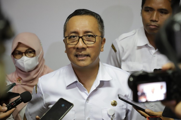 Antrean KTP-el Surabaya Capai 57 Ribu, Kemendagri Akhirnya Kirim Blanko. (Foto: Aan Haryono/MNC Media)
