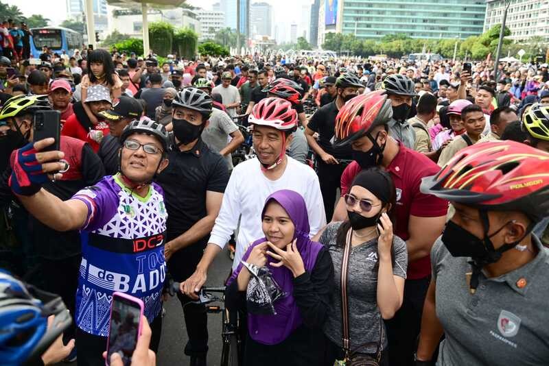 Jokowi Gowes di CFD Sudirman-Thamrin, Jadi Rebutan Foto Warga. (Foto:  MNC Media)