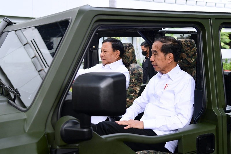 Prabowo Sopiri Jokowi Jajal Mobil Maung Buatan Pindad. (Foto: Istimewa).