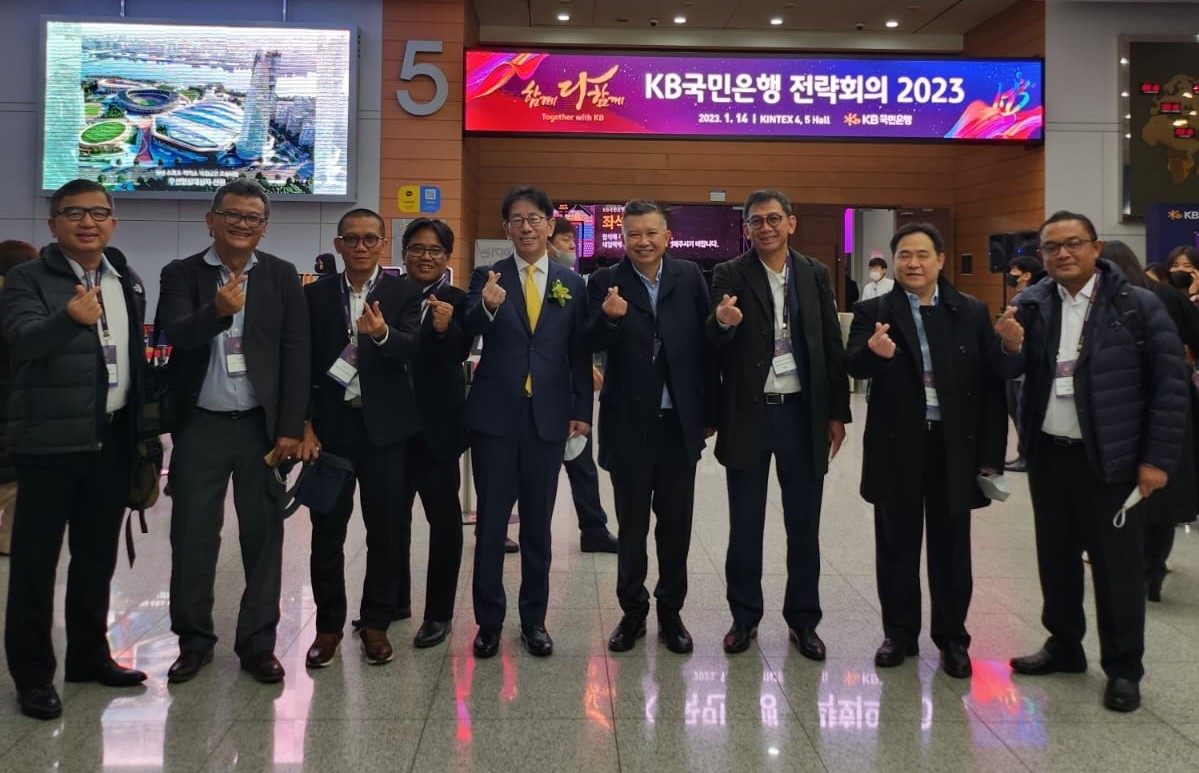 Jajaran direksi KB Bukopin bersama President & CEO KB Kookmin Bank Lee Jae-keun. (Foto: Masirom/IDX Channel)