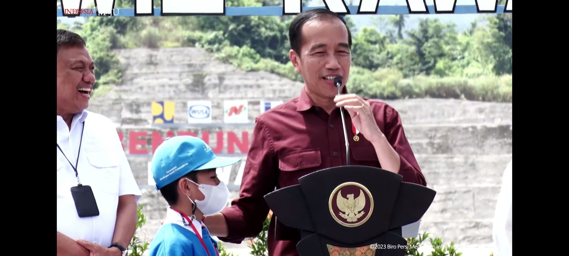 Jokowi Kembali Bagi-Bagi Sepeda saat Resmikan Bendungan Kuwil Kawangkoan. (Foto: Biro Pers Setpres)