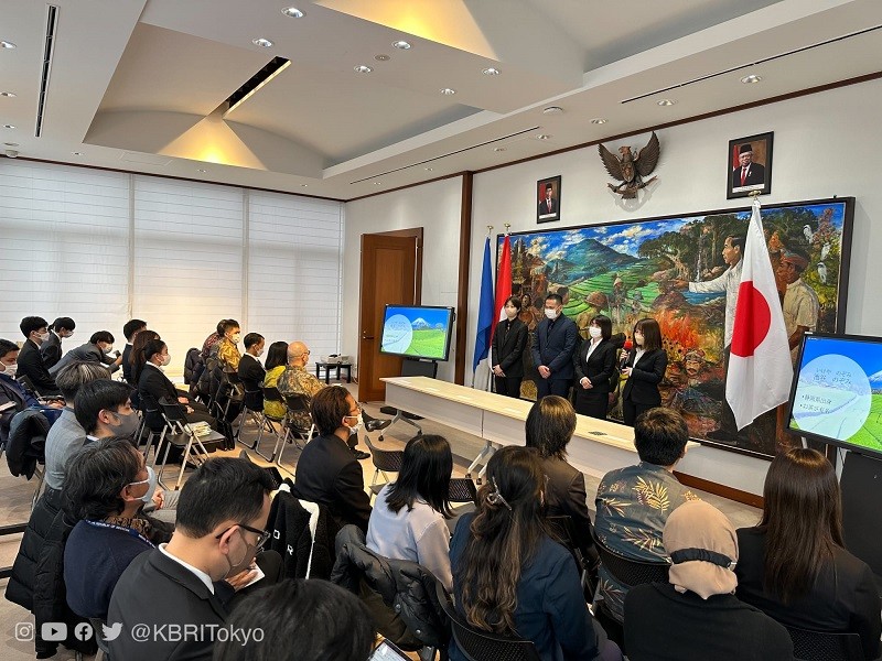 Mahasiswa Jepang Kenalkan Produk RI, Ada Batik hingga Kopi. (Dok. KBRI Tokyo)