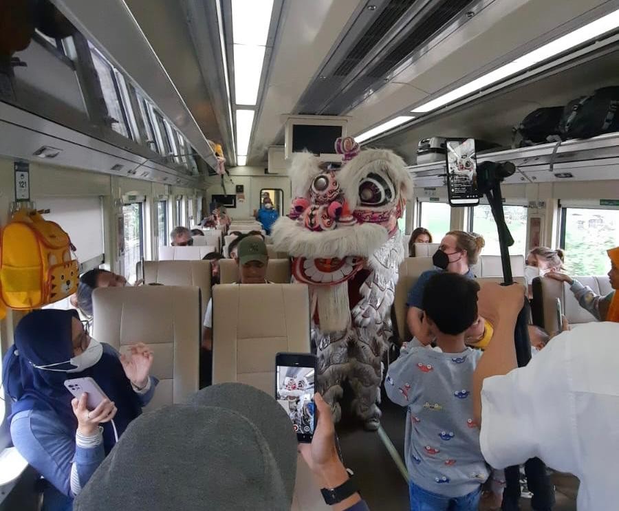 Atraksi Barongsai Lepas Kepergian 88 Ribu Warga di Stasiun Gambir dan Pasar Senen. (Dok. KAI)