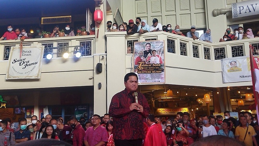 Sambangi Petak Enam Glodok, Erick Thohir Bagi-Bagi Angpao. (Foto: Bachtiar Rojab/MPI)