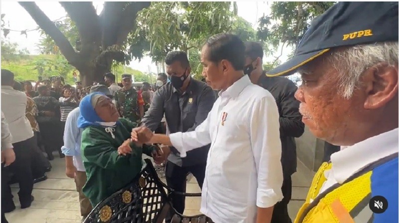 Emak-Emak Ngadu Minta Jokowi Lunasi Uang Kuliah Anaknya. (Foto: IG @jokowi).