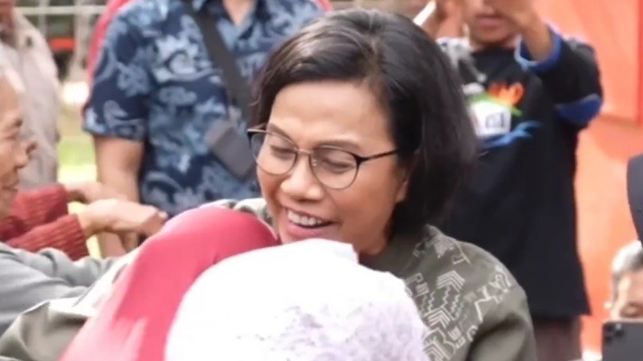 Sri Mulyani Kisahkan Dipeluk Ibu Lansia, Bikin Hati Terenyuh. (Tangkapan Layar Video Instagram @smindrawati)