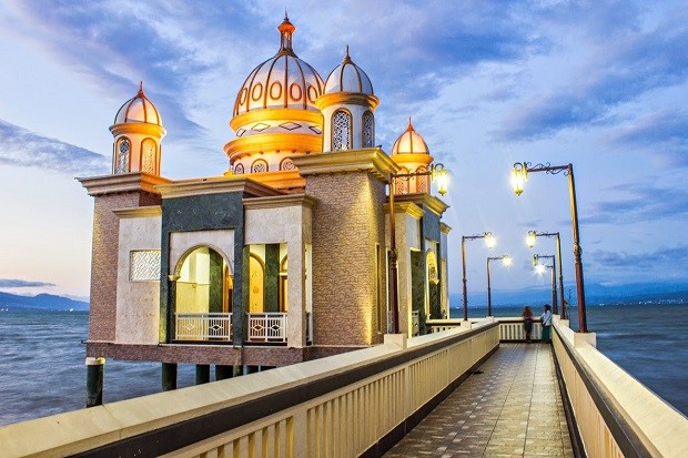 Gemar Wisata Religi, Coba Kunjungi Empat Masjid Apung Terindah Ini (Foto: Sindonews/ Antara)