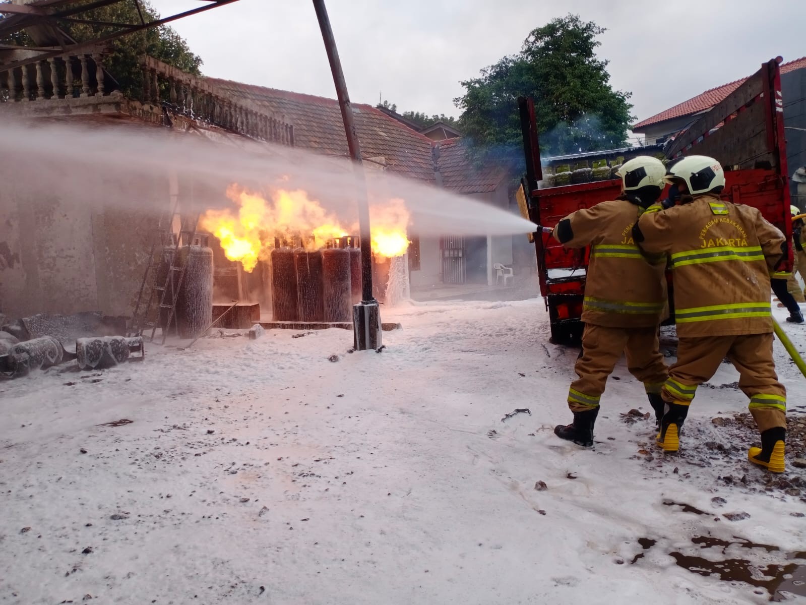 Gudang Agen LPG di Duren Sawit Meledak, Kerugian Ditaksir Capai Rp1 Miliar. (Foto: Muhammad Farhan/MNC Media)