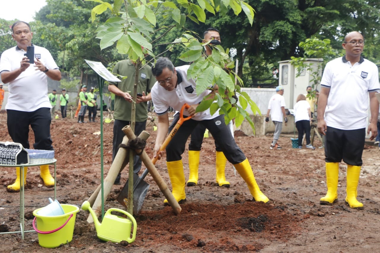 Mantap, Jakarta Pusat Mau Tanam 10 Pohon Setiap Harinya. (Foto: Irfan Maulana/MPI)