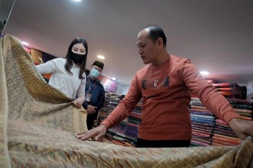 Kunjungi Galeri Ulos Sianipar, Angela Tanoesoedibjo Kagumi Proses Menenun Tradisional. Foto: MNC Media.
