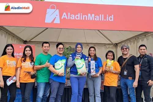 Kunjungi Booth AladinMall, Mantan Bupati Jember Serbu Produk Fesyen hingga Obat-obatan. Foto: MNC Media.