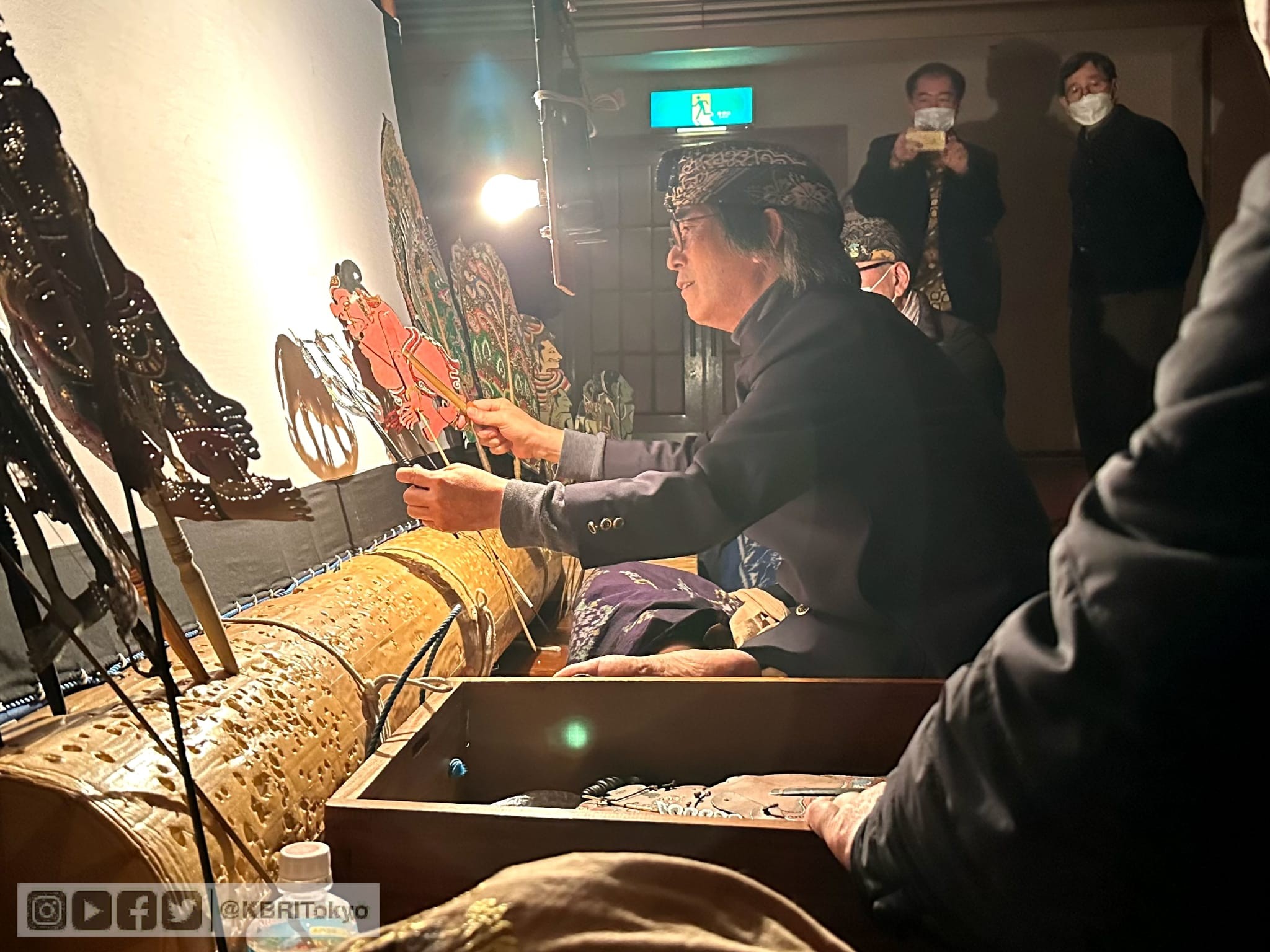 Warga Jepang Antusias Nonton Wayang Kulit dalam Indonesia Japan Friendship Day 2023. (Foto: MNC Media)