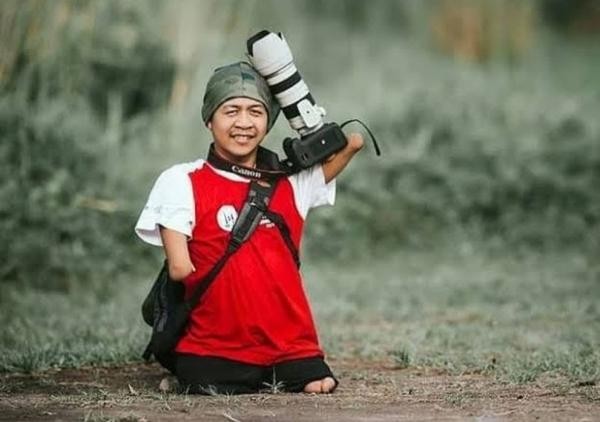 Cerita Inspiratif Bang Dzoel, Fotografer Banyuwangi Tanpa Tangan dan Kaki yang Dikagumi Dunia. (Foto: MNC Media)