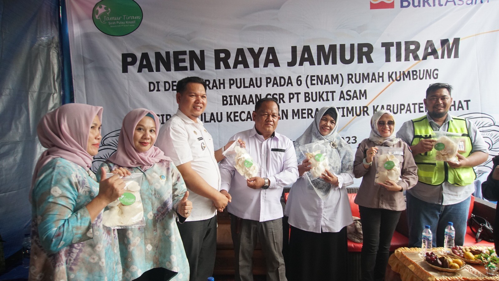 Bukit Asam (PTBA) Berdayakan Ibu-Ibu Lewat Budidaya Jamur Tiram. (Foto: Bukit Asam)