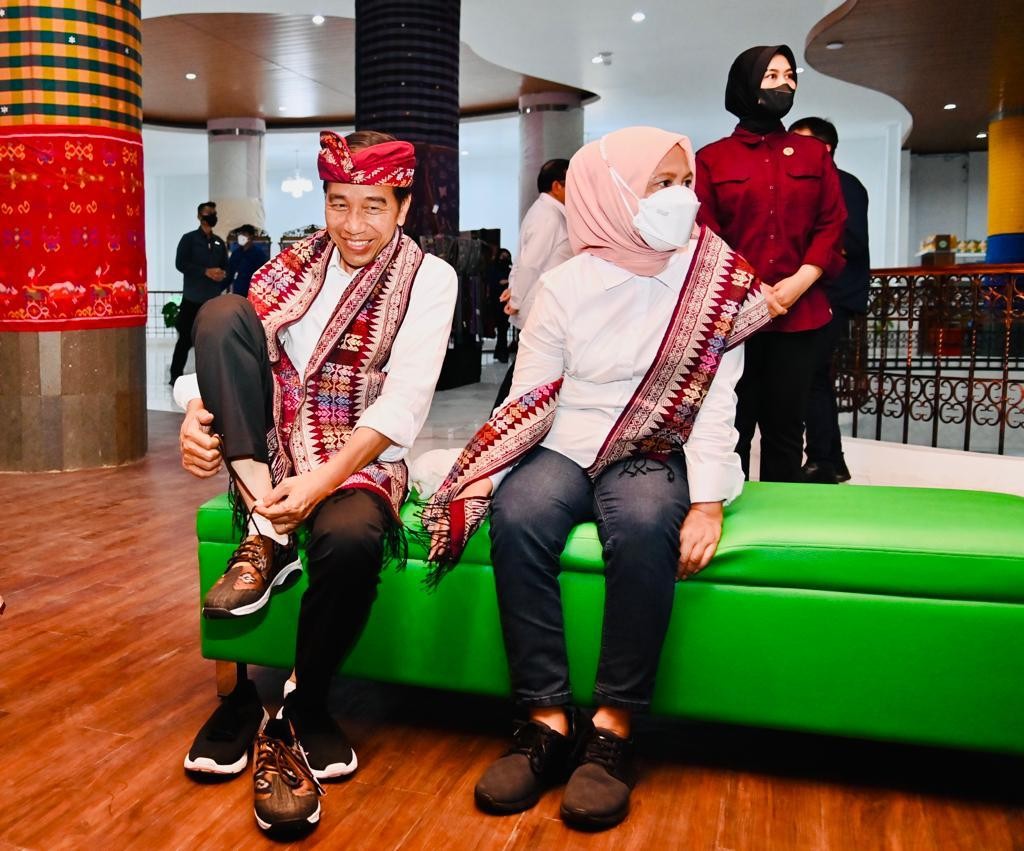 Beli Sepatu Kets Khas Tenun Bali, Jokowi: Wah, Kaya Anak 17 Tahun (FOTO:Dok Ist)