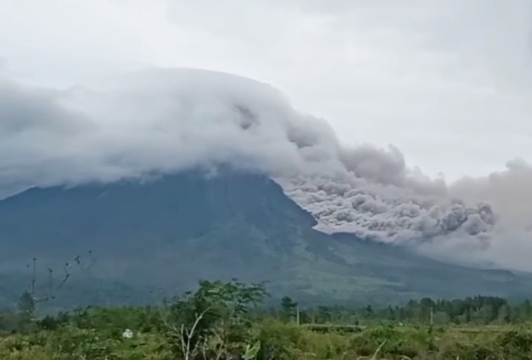Gunung Semeru Erupsi, PVMBG: Tidak Boleh Ada Aktivitas Masyarakat di Radius 5 Km. (Foto: MNC Media)