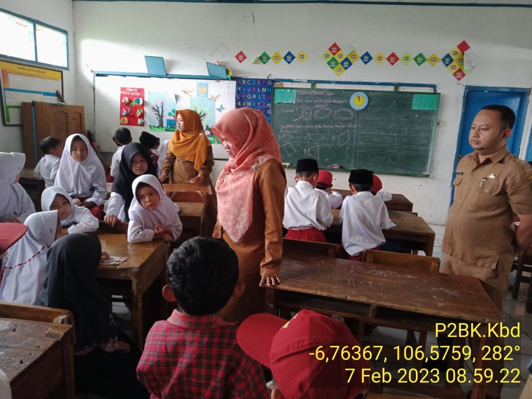 Gempa M5,7 Guncang Banten, Atap Sekolah di Sukabumi Ambruk. (Foto: Dharmawan Hadi/MNC Media)
