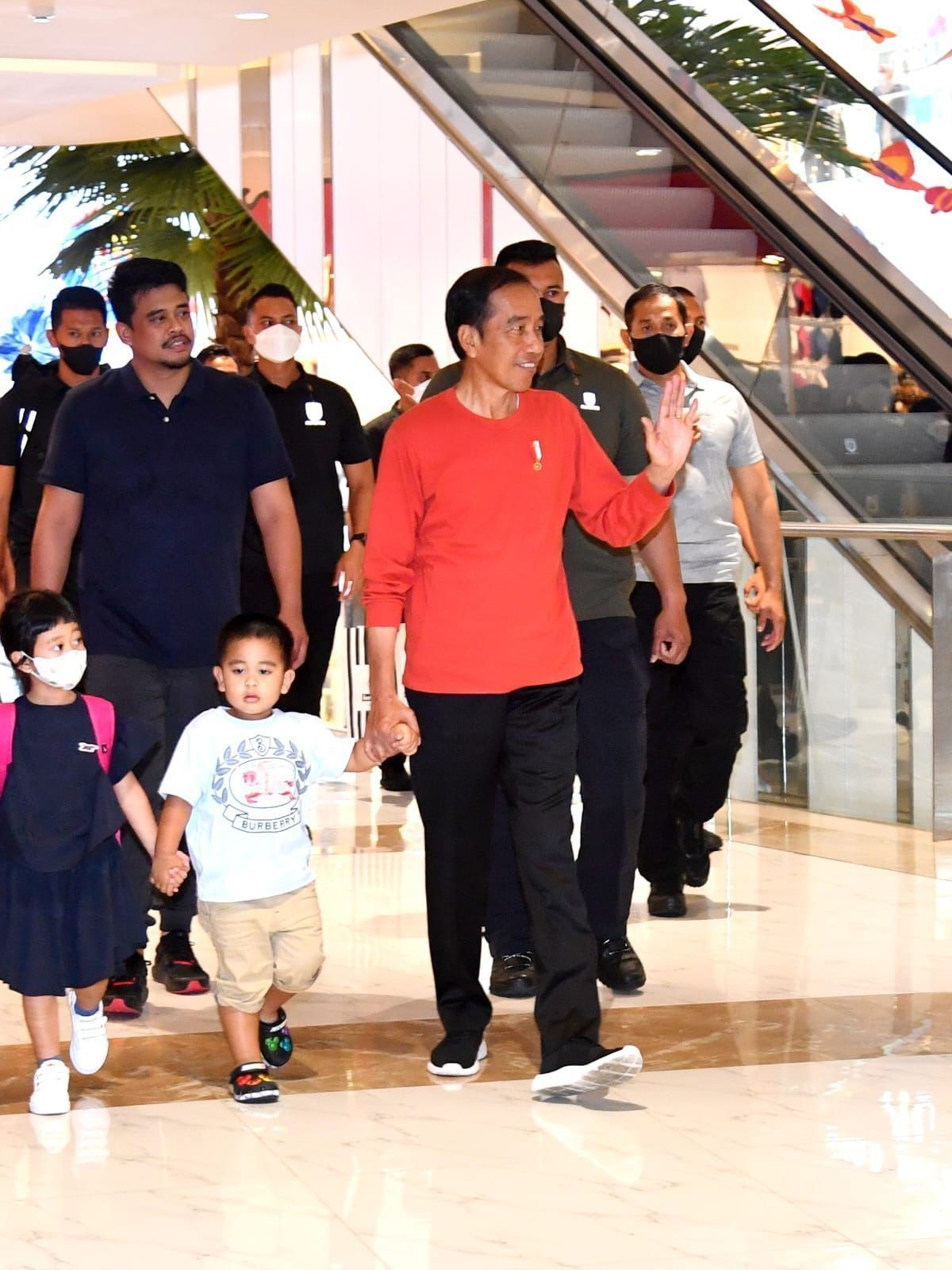 Momen Jokowi Kunjungi Mal di Medan, Ditemani Sedah Mirah dan Al Nahyan. (Foto: Biro Pers Setpres)